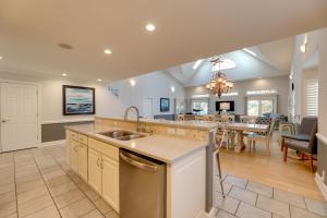 Kuchyň nebo kuchyňský kout v ubytování Theater Room and Deck at Massive Salt Pond Home!