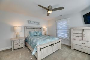 Postel nebo postele na pokoji v ubytování Theater Room and Deck at Massive Salt Pond Home! + 36 fotografií