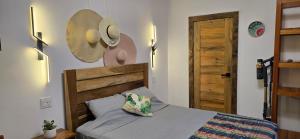 博卡斯德尔托罗Bamboo Lodge的卧室配有一张床,墙上挂着一顶帽子 更多32张照片