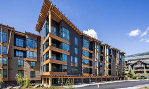- une vue sur l'extérieur de l'immeuble dans l'établissement Lux Mountainside 2 Bed Mountainside Condo By Stowe Mountain Rentals, à Stowe