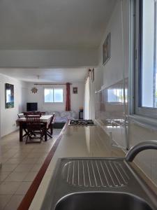 TV a/nebo společenská místnost v ubytování Sable dorée