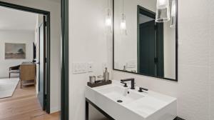 une salle de bains avec un lavabo blanc et un miroir dans l'établissement Lux Mountainside 2 Bed Mountainside Condo By Stowe Mountain Rentals, à Stowe 19 autres photos