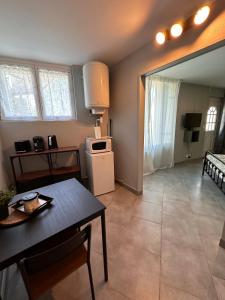 Kuchyň nebo kuchyňský kout v ubytování Le studio