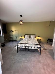 Postel nebo postele na pokoji v ubytování Le studio