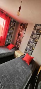 Ένα ή περισσότερα κρεβάτια σε δωμάτιο στο Reims Center Cathedral View +12 φωτογραφίες