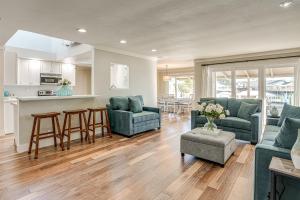 Köök või kööginurk majutusasutuses Private Dock and Hot Tub Getaway in Discovery Bay!