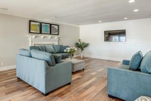 Istumisnurk majutusasutuses Private Dock and Hot Tub Getaway in Discovery Bay!