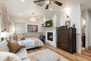 ein Schlafzimmer mit einem Bett und einem Kamin in der Unterkunft The Owl Room - Contemporary Loft in the Heart of Midway Near Park City Ski Resorts in Midway