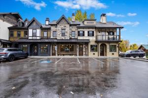 ein leerer Parkplatz vor einem Gebäude in der Unterkunft The Owl Room - Contemporary Loft in the Heart of Midway Near Park City Ski Resorts in Midway