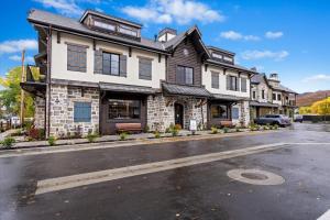ein leerer Parkplatz vor einem Gebäude in der Unterkunft The Owl Room - Contemporary Loft in the Heart of Midway Near Park City Ski Resorts in Midway + 4 Fotos