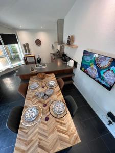 einen Holztisch mit Tellern darauf in der Küche in der Unterkunft Vakantiehuisje Ommen in Ommen + 6 Fotos