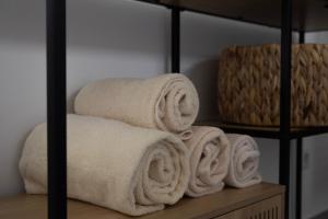 a pile of towels sitting on top of a shelf at Modernes 1-Zimmer-Studio I Augsburg City in Augsburg