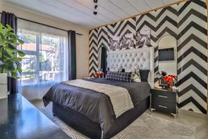 Ένα ή περισσότερα κρεβάτια σε δωμάτιο στο Seaside Apartment in camps bay