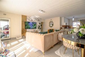 Μια τηλεόραση ή/και κέντρο ψυχαγωγίας στο Seaside Apartment in camps bay