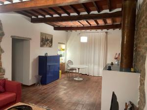 ein Wohnzimmer mit einem roten Sofa und einem Tisch in der Unterkunft L'Albero della Vita in Sinalunga