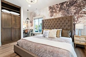 a bedroom with a large bed and a desk at The Oak Room - Newly Built 2B2B Loft Near Park City in Midway