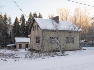 ein Haus mit Schnee drauf in der Unterkunft Holiday home in the middle of nature in Kemijärvi + 9 Fotos