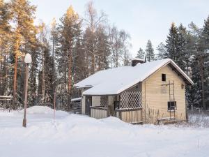 eine kleine Hütte mit Schnee darüber in der Unterkunft Holiday home in the middle of nature in Kemijärvi