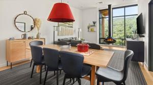 un salon avec une table et des chaises de salle à manger dans l'établissement Stowe Mt Resort Treehouse Ski in Ski Out Mt Views By Stowe Mountain Rentals, à Stowe