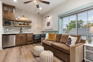 Una sala de estar con un sofá y una cocina. en The Nest Room- Newly Built Loft on Main in Midway, en Midway