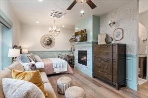 Un dormitorio con una cama y una chimenea. en The Nest Room- Newly Built Loft on Main in Midway, en Midway