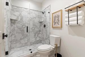 Un baño blanco con ducha y WC. en The Nest Room- Newly Built Loft on Main in Midway, en Midway