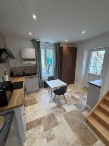 Kuchyň nebo kuchyňský kout v ubytování Catherine Maisonnette