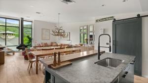 une cuisine et un salon avec une salle à manger dans l'établissement 420 Lodge At Spruce Peak New Treehouse Unit 3 bed Sleeps 10, à Stowe