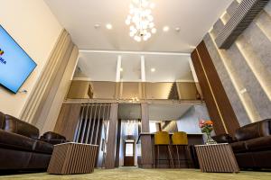 TV a/nebo společenská místnost v ubytování Pensiunea Ținutul Mărului