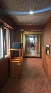 una habitación vacía con una habitación con ventana en 부일파크, en Suwon