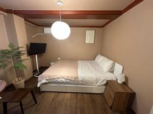 a bedroom with a bed and a potted plant at 부일파크 in Suwon +11 photos