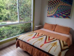 Postel nebo postele na pokoji v ubytování Light-filled Nature Haven Eco Home