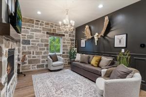 Χώρος καθιστικού στο The Moose Room - Newly Built 2B2B Midway Loft