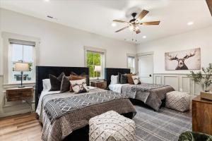 Ένα ή περισσότερα κρεβάτια σε δωμάτιο στο The Moose Room - Newly Built 2B2B Midway Loft