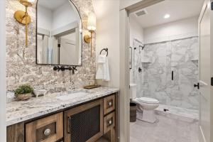 Ένα μπάνιο στο The Moose Room - Newly Built 2B2B Midway Loft +10 φωτογραφίες