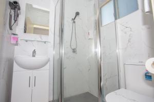 ein weißes Badezimmer mit Dusche und Waschbecken in der Unterkunft Westside Motor Inn in Sydney + 28 Fotos