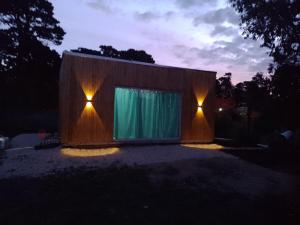 ein kleines Haus mit einem grünen Fenster in der Nacht in der Unterkunft Corazón de viajero in Mar del Plata