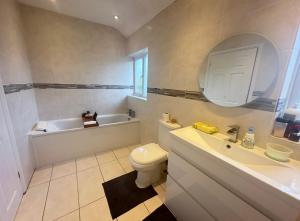 Koupelna v ubytování Spacious Luxury Double Room in Croydon King Bed + 16 fotografií