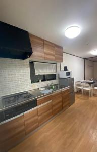 Kuchyň nebo kuchyňský kout v ubytování Direct access to Umeda Osaka! Direct access to Namba, convenient to Kansai Airport, free parking, maximum 8 people, best for families + 12 fotografií