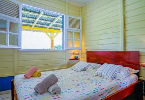 Postel nebo postele na pokoji v ubytování La Casita Jaune avec vue sur mer & jardin tropical