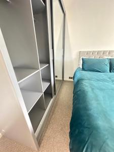 Postel nebo postele na pokoji v ubytování Spacious Luxury Double Room in Croydon King Bed