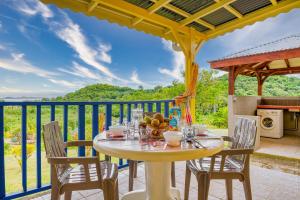 Balkón nebo terasa v ubytování La Casita Jaune avec vue sur mer & jardin tropical + 35 fotografií