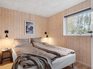 une chambre avec un lit dans une pièce avec une fenêtre dans l'établissement 5 star holiday home in Idestrup, à Bøtø By 20 autres photos