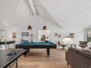 un salon avec une table de billard dans l'établissement 5 star holiday home in Idestrup, à Bøtø By