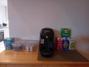 eine Kaffeemaschine auf einer Theke in der Unterkunft Appartement T2 44 m2 in Kesseldorf + 8 Fotos