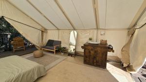 ein Schlafzimmer mit einem Zelt mit einem Bett und einem Tisch in der Unterkunft Peaceful Off-Grid Getaway - The Portal in De Luz Heights + 16 Fotos
