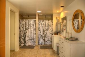 Vannituba majutusasutuses Group Bunkhouse Sleeps 12 Mountain Views