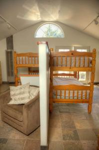 Voodi või voodid majutusasutuse Group Bunkhouse Sleeps 12 Mountain Views toas