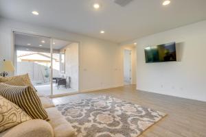 ein Wohnzimmer mit einem Sofa und einem TV an der Wand in der Unterkunft Snowbird Haven with Trail Access in Apache Junction! in Trails West Mobile Home Park