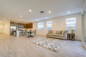 ein großes Wohnzimmer mit Couch und Küche in der Unterkunft Snowbird Haven with Trail Access in Apache Junction! in Trails West Mobile Home Park